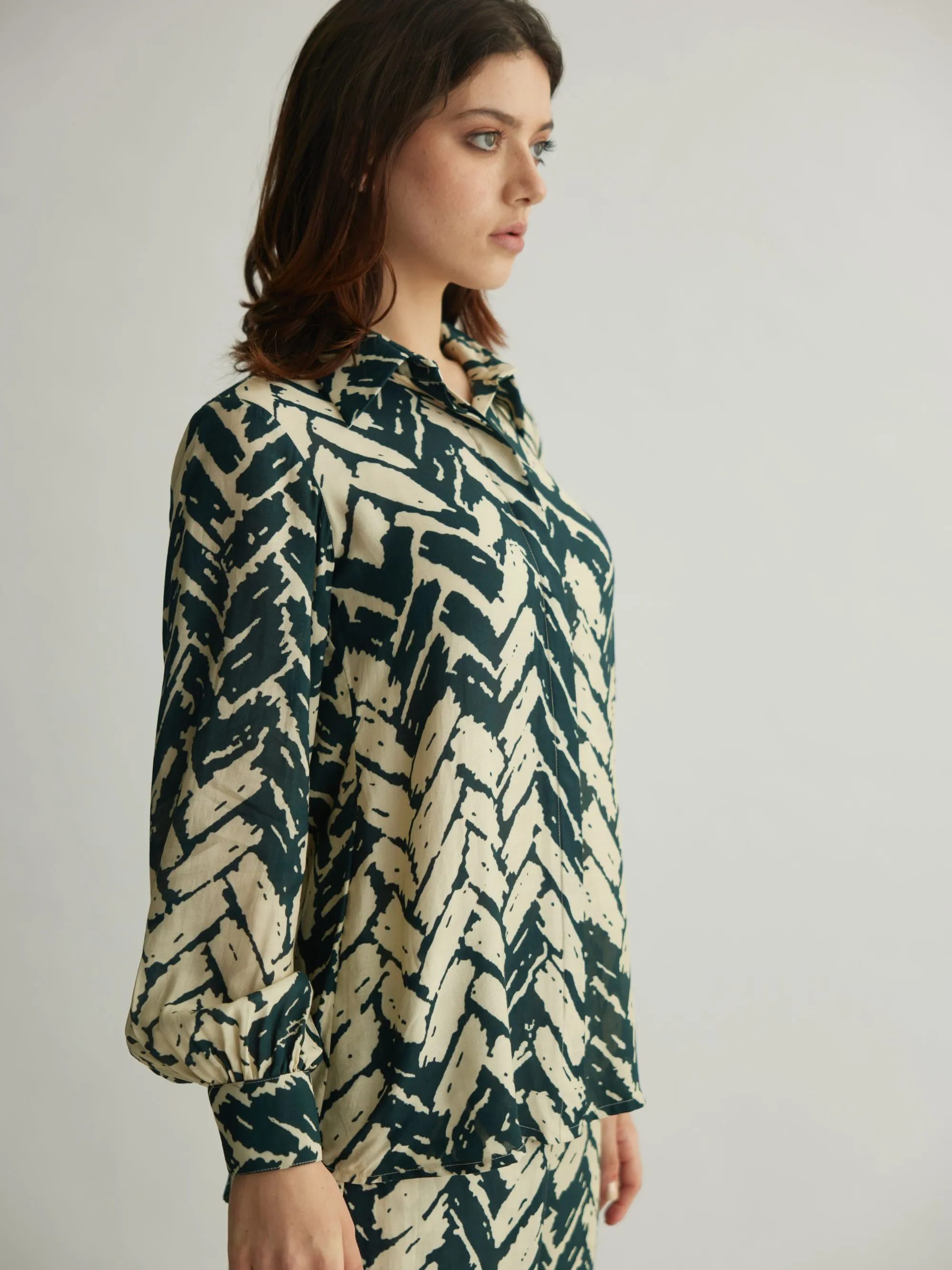 WHITE AND DARK GREEN CHEVRON PRINT SHIRT