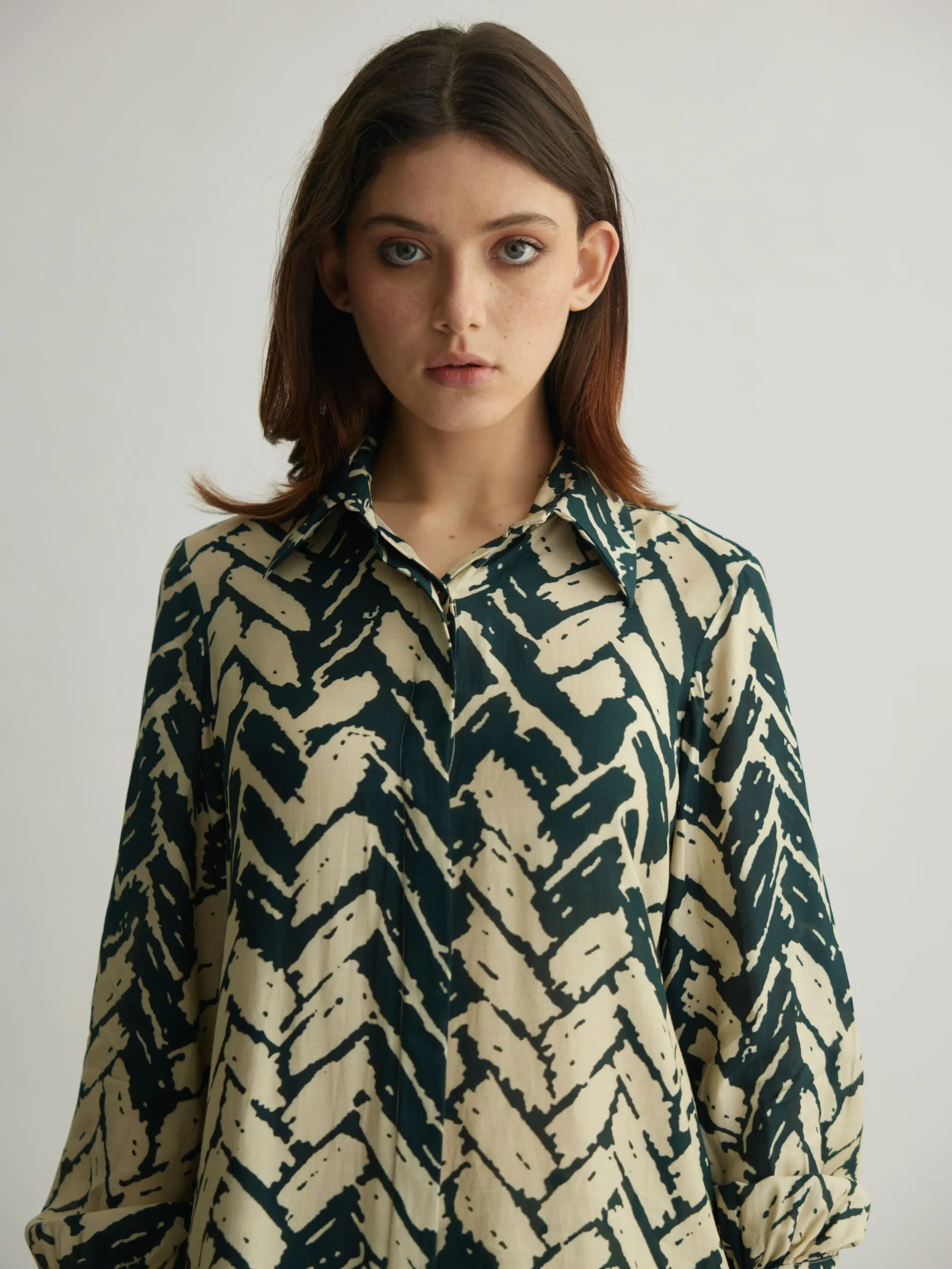 WHITE AND DARK GREEN CHEVRON PRINT SHIRT