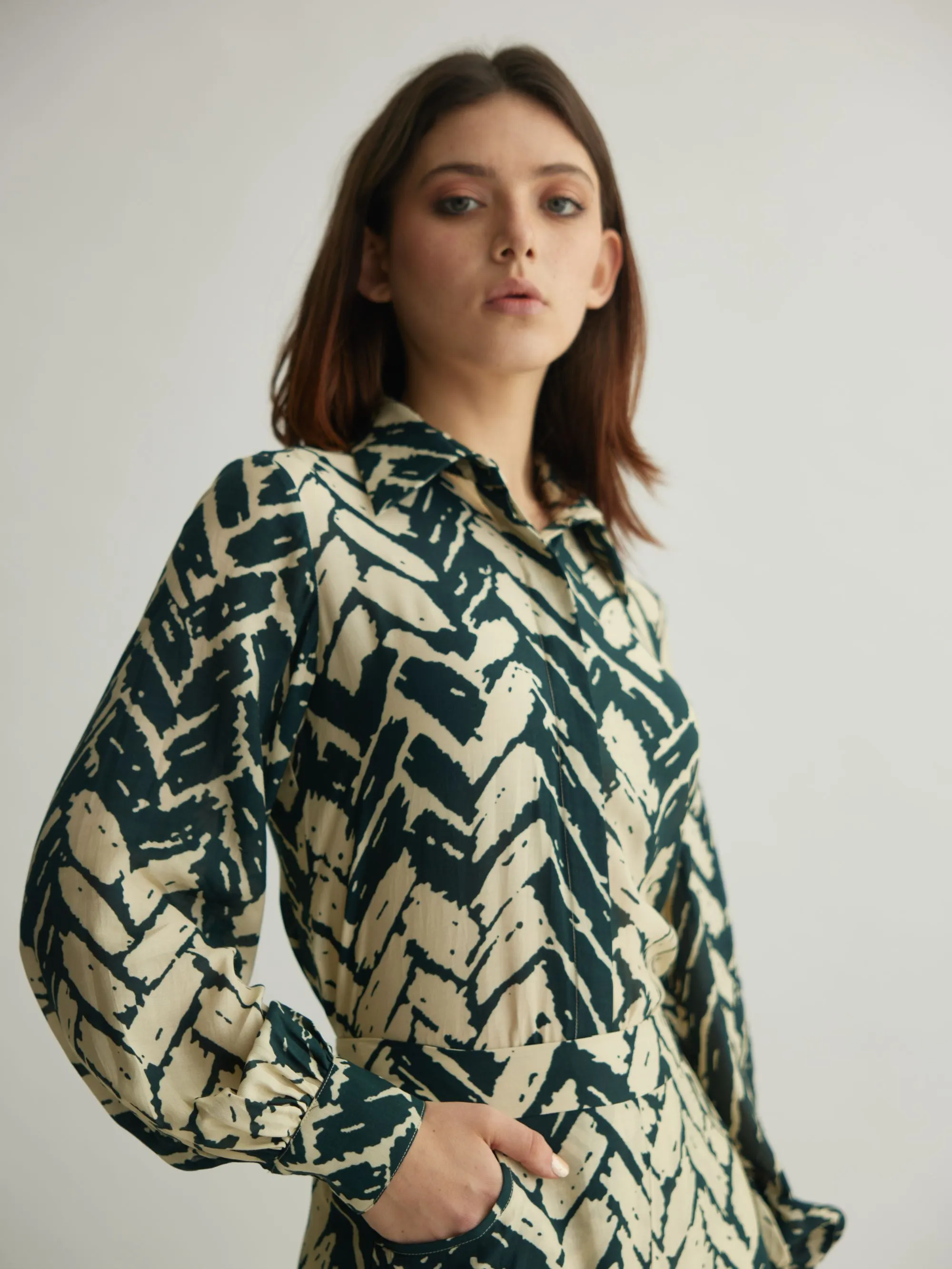 WHITE AND DARK GREEN CHEVRON PRINT SHIRT